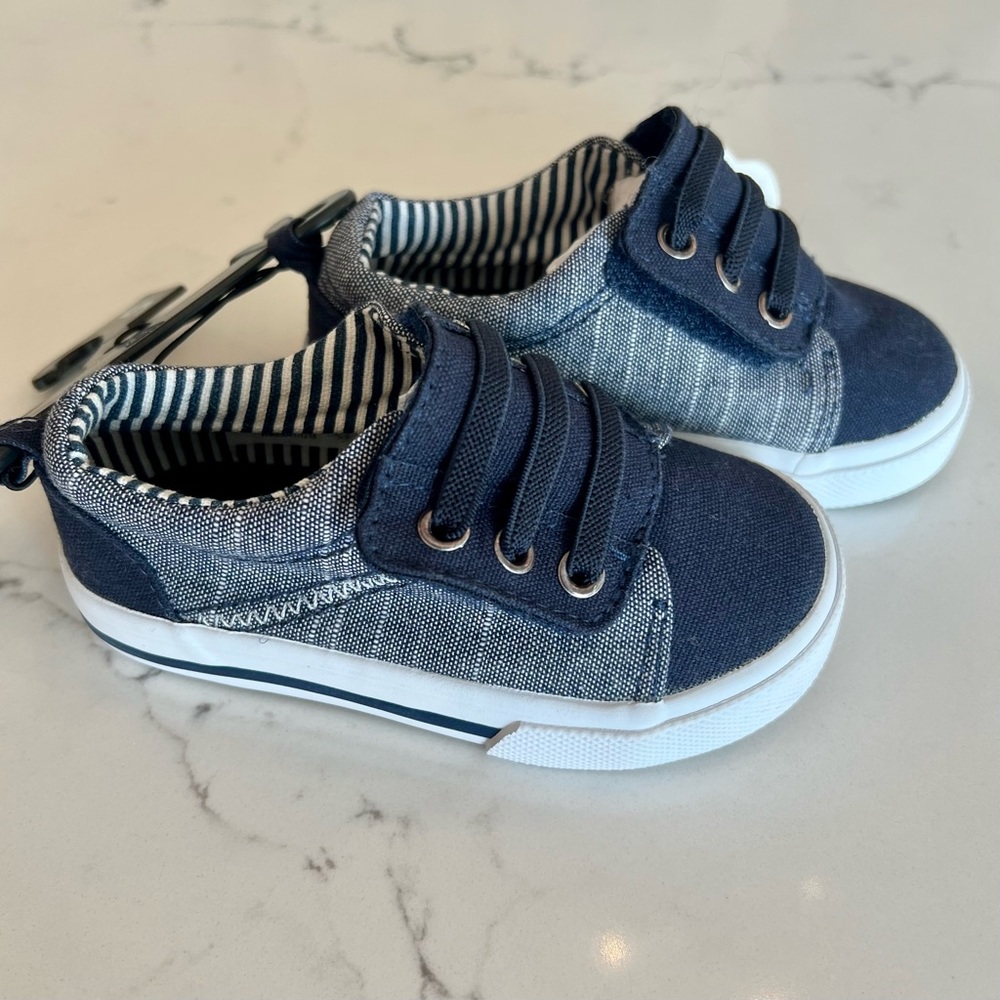 NWT Wonder Nation Velcro sneakers, size 5